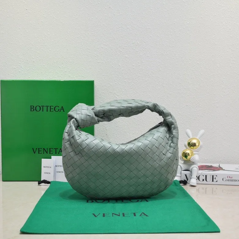 Batch 1460 BV Bottega Veneta 2022 Early Spring New Ladies Medium JODIE Handbag BV Bag 🔥The new method is to round the corners on the original basis and knot the round hobo bag with classic woven leather. The most iconic triangular pull-out design, using sheepskin draped soft shape, is super suitable for concave shapes~ Jodie feels really gentle to people, and is definitely the best item for daily matching. It has the same weave, new elements and twists, and is versatile. It is the new favorite of street style Internet celebrities! Size: 36*21*13 Model: 6697